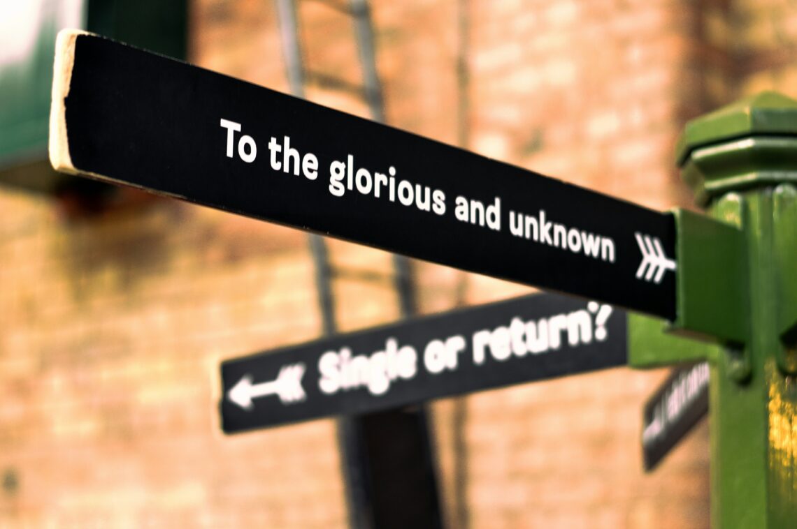 Schild mit Aufschrift "To the glorious and unknown"