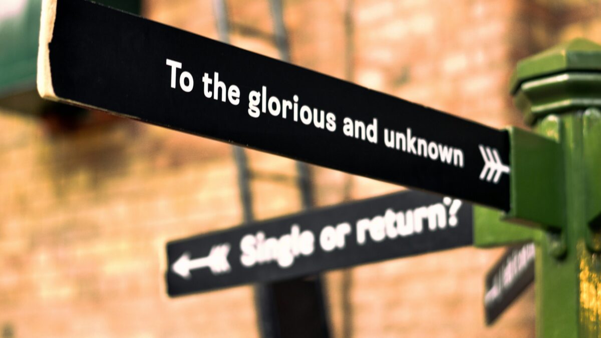 Schild mit Aufschrift "To the glorious and unknown"