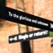 Schild mit Aufschrift "To the glorious and unknown"